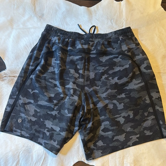Lululemon Pace Breaker 9” shorts camo no liner - Picture 2 of 7